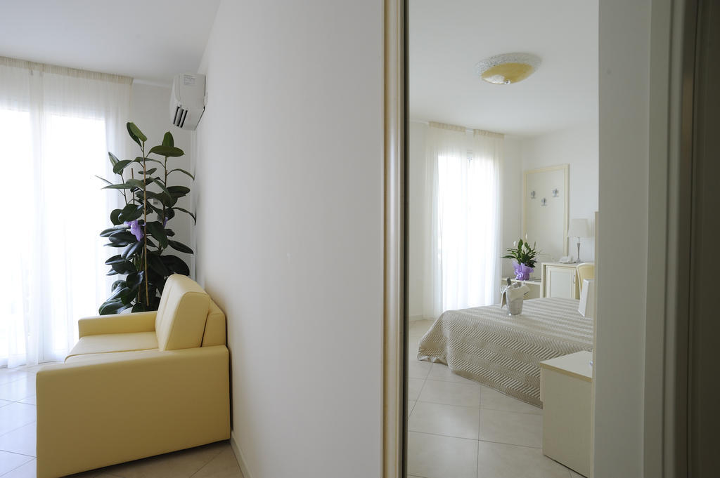 Residence Suite Smeraldo Riccione Værelse billede