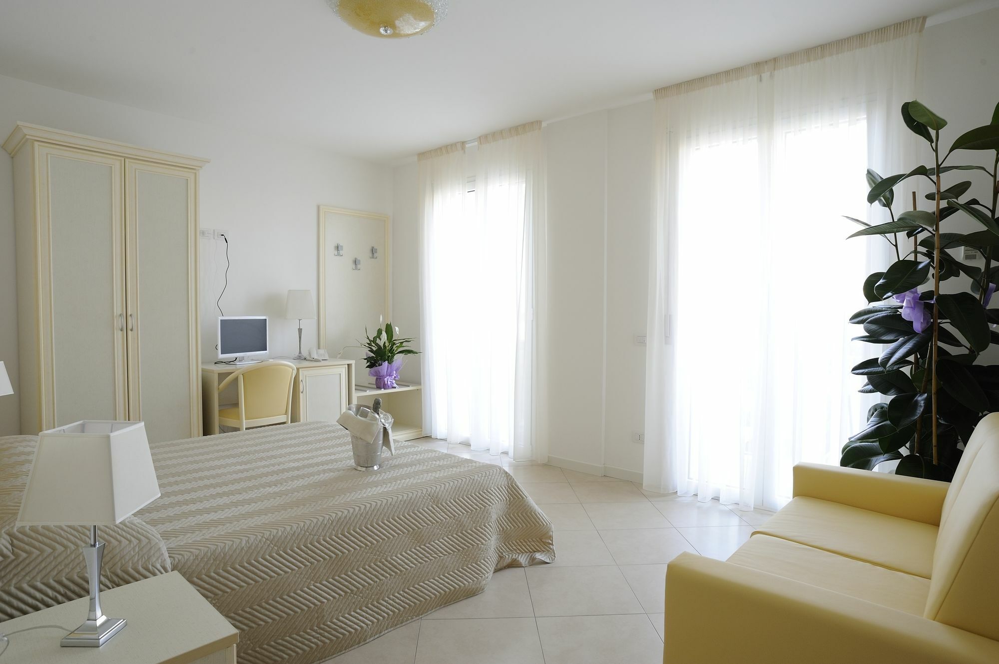 Residence Suite Smeraldo Riccione Eksteriør billede