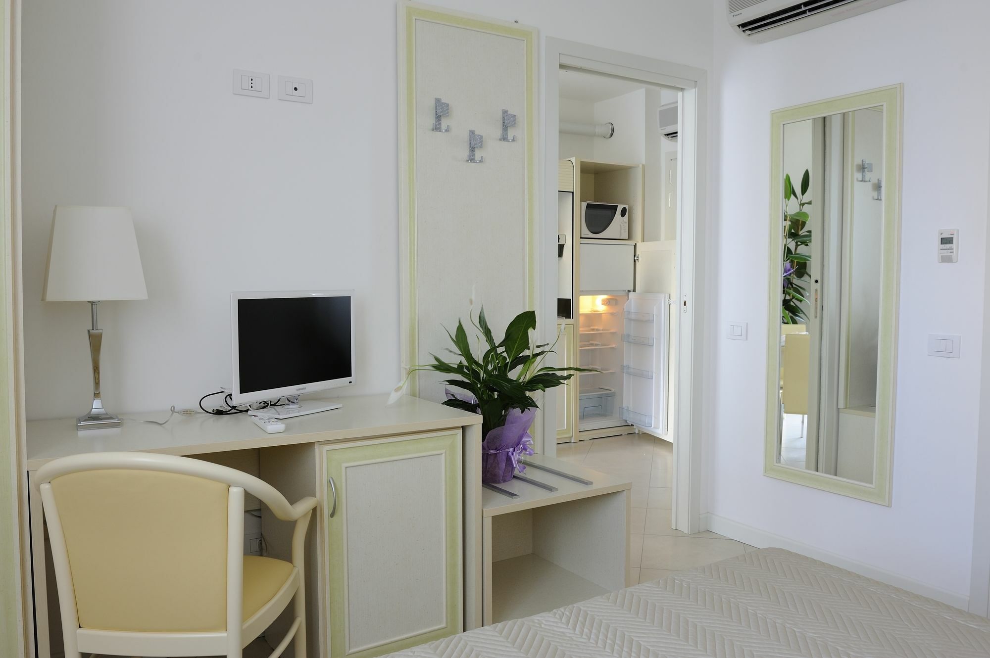 Residence Suite Smeraldo Riccione Eksteriør billede